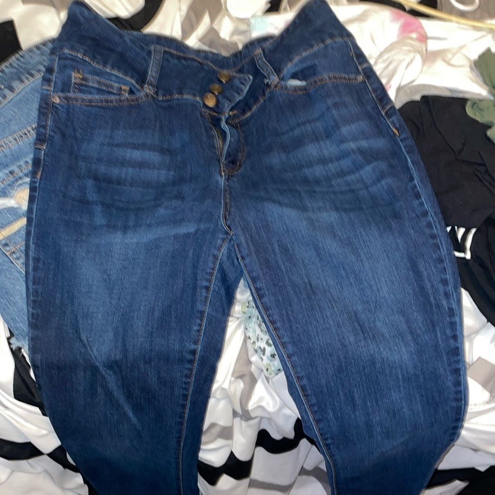 High-waisted skinny jeans!
